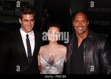 Oliver Jackson-Cohen, Carla Gugino, Dwayne Johnson 11/22/10/ "Schneller" Premiere @ Grauman's Chinese Theater, Hollywood Ph: Megumi Torii/HNW Datei Referenz # 30723 017 PLX nur für redaktionelle Verwendung - Alle Rechte vorbehalten Stockfoto