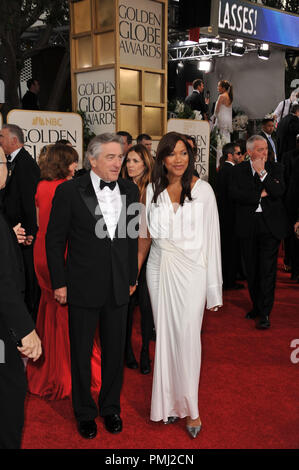 Robert De Niro & Frau auf der 68. jährlichen Golden Globe Awards im Beverly Hilton Hotel. Januar 16, 2011 Beverly Hills, CA Foto von GFS/PictureLux Datei Referenz # 30825 140 Nur für den redaktionellen Gebrauch - Alle Rechte vorbehalten Stockfoto