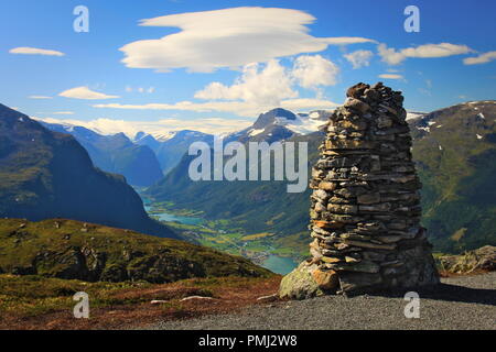 Ein Turm von Steinen, mit Blick auf ein Tal, Norwegen Stockfoto