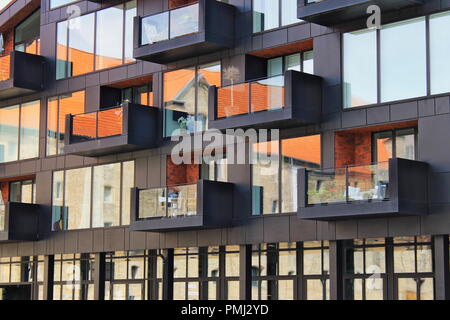 Ein altes Gebäude in Windows ein neues Gebäude wider Stockfoto