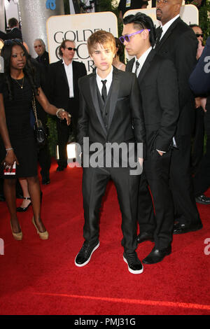 (L - r) Justin Bieber und Regisseur Jon M. Chu am 68 TH GOLDEN GLOBES AWARDS - Red Carpet Ankünfte. Die Veranstaltung wurde im Beverly Hilton Hotel in Beverly Hills, CA am Sonntag, 16. Januar 2011 statt. Foto von AJ Garcia/PictureLux Datei Referenz # 30825 359 Nur für den redaktionellen Gebrauch - Alle Rechte vorbehalten Stockfoto