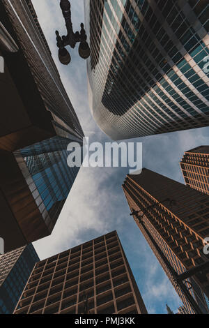 Niedrige Winkelansicht der Wolkenkratzer, Chicago, Illinois, USA Stockfoto