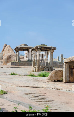 Riesige Felsbrocken und Stein Strukturen auf der Hemakuta Hügel bei Hampi, Karnataka, Indien Stockfoto