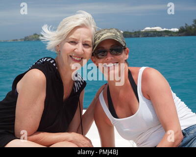 Mutter und Tochter auf Castle Harbour, Bermuda genießen mit dem Boot. Stockfoto