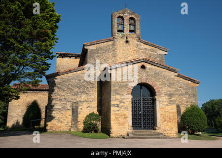 Alte Kirche von San Julian de los Prados mit Bäumen und blauer Himmel, Oviedo, Spanien Stockfoto