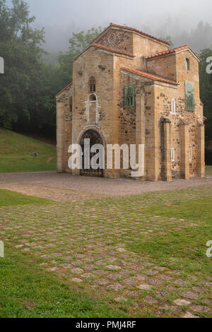 Alte Kirche San Miguel de Lillo an einem nebligen Morgen mit klarer Himmel, berühmten Tempo in der Nähe von Oviedo, Spanien Stockfoto