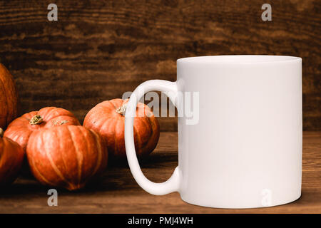 Herbst Becher Mock-up. Weiße leere Kaffeetasse Custom Design oder Angebot hinzuzufügen. Perfekt für Unternehmen Tassen verkaufen, nur overlay Ihre Angebots- oder Design Stockfoto