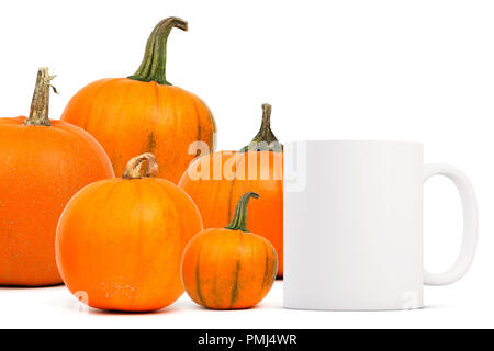 Herbst Becher Mock-up. Weiße leere Kaffeetasse Custom Design oder Angebot hinzuzufügen. Perfekt für Unternehmen Tassen verkaufen, nur overlay Ihre Angebots- oder Design Stockfoto