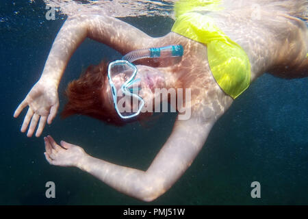 Frau Schwimmen unter Wasser in den Ozean, Bugibba, Malta Stockfoto