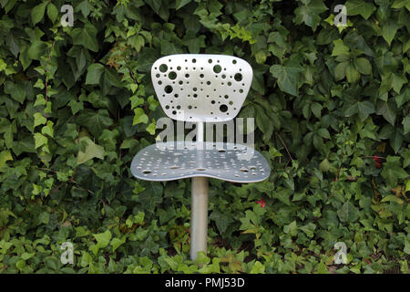 Einzigen leeren Sitz im Parc del Centre, Poblenou, Barcelona, Spanien Stockfoto