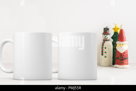 Weihnachten 2 Becher Mock-up. Zwei weiße leere Kaffeetassen Custom Design oder Angebot hinzuzufügen. Perfekt für Unternehmen Tassen verkaufen, nur overlay Ihre Angebots- oder de Stockfoto