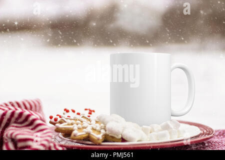 Winter weiße leere Kaffeetasse Custom Design oder Angebot hinzuzufügen. Perfekt für Unternehmen Tassen verkaufen, nur Overlay ihr Angebot oder Design auf der i Stockfoto