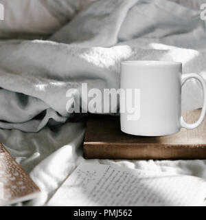 Winter weiße leere Kaffeetasse Custom Design oder Angebot hinzuzufügen. Perfekt für Unternehmen Tassen verkaufen, nur Overlay ihr Angebot oder Design auf der i Stockfoto