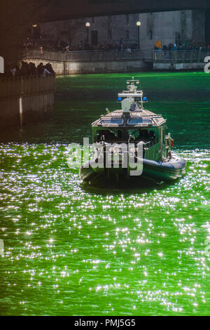 Segeln entlang der Chicago River am St. Patrick's Day, Chicago, Illinois, United States Stockfoto