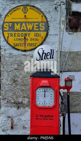 Jahrgang Benzin pumpen am Kai Straße in der malerische Küstenort St Mawes auf der Roseland Halbinsel, Cornwall, South West England, Großbritannien Stockfoto