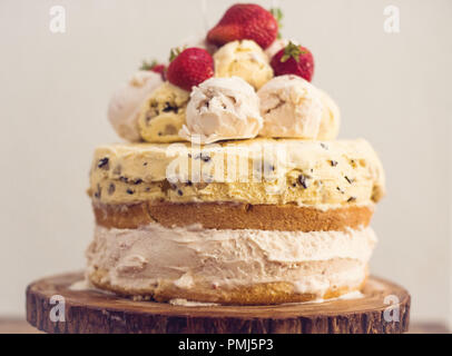 Layered Ice-cream cake Cookie Dough, Vanille Kuchen und Erdbeeren Stockfoto