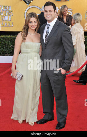 Max Adler & Gast auf der 17. jährlichen Screen Actors Guild Awards - Ankunft im Shrine Auditorium in Los Angeles, CA am Sonntag, den 30. Januar 2011 statt. Foto von PRPP Pacific Rim Foto Presse/PictureLux Stockfoto