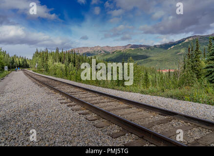 Denali Park Horseshoe Lake Trail Eingang in der Nähe der Eisenbahn. Stockfoto