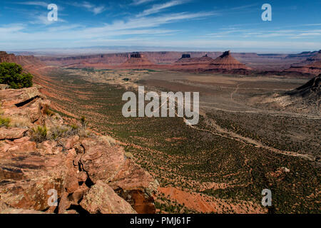 Der Blick in die Burg Tal von der Porcupine Rim Trail, in der Nähe von Moab, Utah, USA. Stockfoto