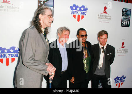 Peter Mayhew, Harrison Ford, Billy Dee Williams und Ewan McGregor bei der Premiere von "Das Imperium schlägt zurück" zum 30-jährigen Jubiläum Liebe Screening. Ankunft am Arclight Kino in Hollywood, CA, 19. Mai 2010 statt. Foto © Joseph Martinez/Picturelux - Alle Rechte vorbehalten. Datei Referenz # 30249 050 JM für die redaktionelle Nutzung nur - Stockfoto