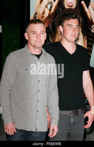 Rick Schroder mit Sohn Holden bei der Premiere von Universal Pictures'' ihn an die Griechische". Ankunft im Griechischen Theater in Los Angeles, CA, 25. Mai 2010 statt. Foto von Joseph Martinez/PictureLux Datei Referenz # 30262 040 PLX nur für redaktionelle Verwendung - Alle Rechte vorbehalten Stockfoto