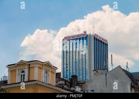 Warschau, Polen - 31. Mai 2018: Hohe Bürogebäude der KIA Motors Company im Zentrum der Stadt. Stockfoto