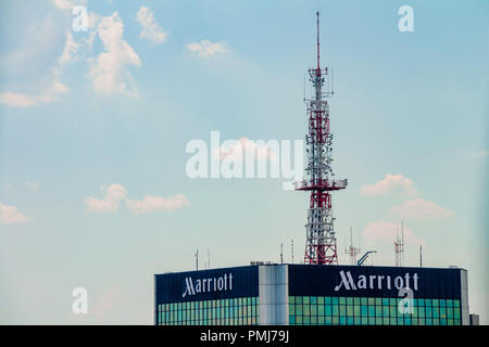 Warschau, Polen - 31. Mai 2018: Hohe Bürogebäude des Marriott Hotel in der Innenstadt. Stockfoto