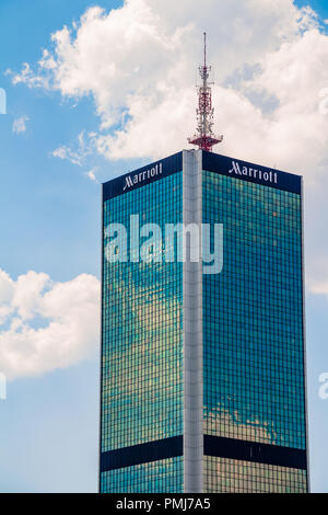 Warschau, Polen - 31. Mai 2018: Hohe Bürogebäude des Marriott Hotel in der Innenstadt. Stockfoto