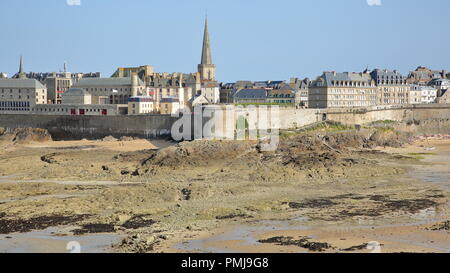 Aussicht auf die Stadtmauern von Saint Malo von Grand Island bei Ebbe, Saint Malo, Bretagne, Frankreich Stockfoto