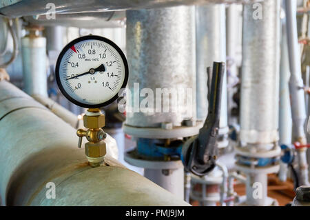 Manometer auf der hot water Pipeline. Stockfoto