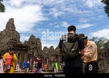 Aug, 28: 2018 - junge Touristen mit Vans Logo auf Rucksack holding Karte mit Kambodscha Guide unter Bayon Tempel Kambodscha Stockfoto