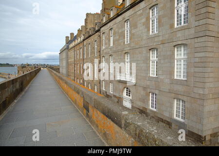 Traditionelles Haus Fassaden gesehen von den Wällen und entlang Orleans Street innerhalb der Stadtmauern von Saint Malo, Bretagne, Frankreich. Stockfoto