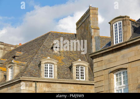 Close-up auf traditionellen Fassaden mit Schornsteine und Dächer, innerhalb der Stadtmauern von Saint Malo, Bretagne, Frankreich. Stockfoto
