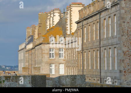 SAINT MALO, Frankreich - 31. AUGUST 2018: Traditionelles Haus Fassaden (mit Schornsteine und Dächer) entlang der Orleans Street, innerhalb der Stadtmauern entfernt Stockfoto