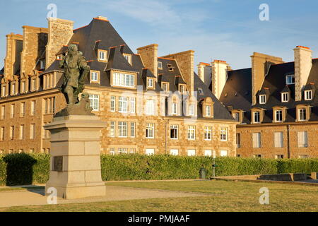 SAINT MALO, Frankreich - 25. AUGUST 2018: Traditionelle Häuser von den Wällen gesehen, mit der Statue von Jacques Cartier (ein französischer Navigator) Stockfoto