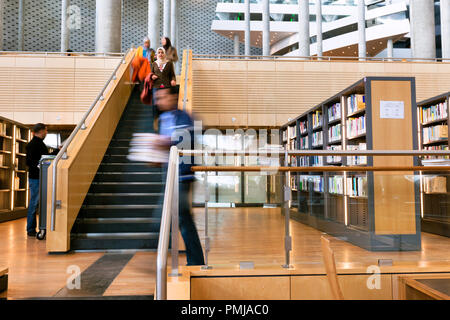 Blick in das Innere der Lesesaal der Bibliotheca Alexandrina in Alexandria, Ägypten Stockfoto