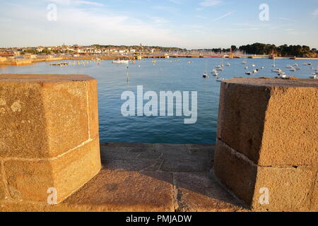 Blick auf den Wällen der ummauerten Stadt Saint Malo bei Sonnenuntergang, mit dem Hafen und Saint Servan im Hintergrund, Saint Malo, Bretagne, Frankreich Stockfoto