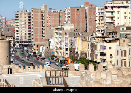 Blick auf die Stadt und El Moez Straße von der Oberseite der Minarett von al-Hakim Moschee in Kairo, Ägypten Stockfoto