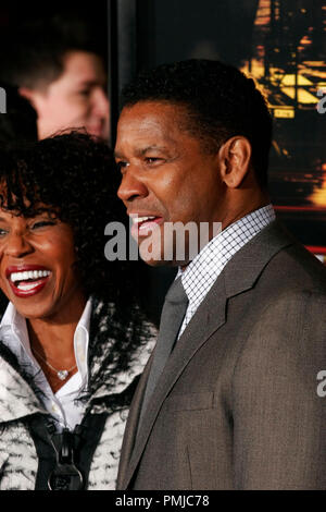 Pauletta Pearson und Denzel Washington bei der Premiere von Twentieth Century Fox "Unaufhaltsam". Ankunft im Regency Dorf Theater in Westwood, CA, 26. Oktober 2010 statt. Foto © Joseph Martinez/Picturelux - Alle Rechte vorbehalten. Datei Referenz # 30608 077 JM für die redaktionelle Nutzung nur - Stockfoto