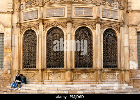 Blick auf die Fassade des Gebäudes gegenüber der madrasah Mosque-Madrassa der Sultan Hassan auf El Moez Straße im Zentrum von Kairo, Ägypten Stockfoto