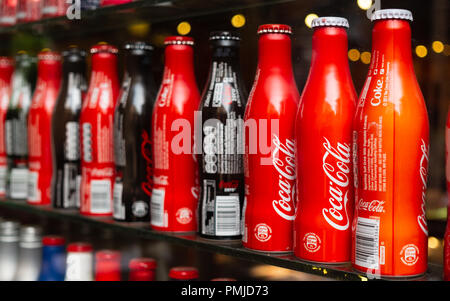 Bangkok, Thailand - 15. September 2018: Anzeige von Coca-cola Flaschen in Baan Bangkhen Museum, Bangkok, Thailand gestapelt Stockfoto