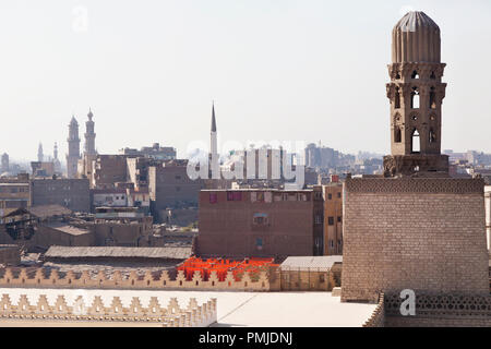 Blick auf die Altstadt von der Höhe der Minarett des Al-Hakim Verwendete Moschee in Kairo, Ägypten Stockfoto