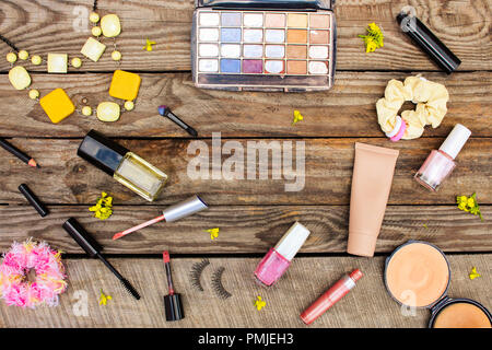 Kosmetik: Mascara, Perlen, elastische Haar band, falsche Wimpern, Concealer, Nagellack, Parfüm, eyeliner, Lipgloss, Puder, Lidschatten und gelb Flo Stockfoto