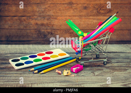 Shopping Cart mit Schreibwaren Objekte. Büro- und Schulbedarf. Stockfoto