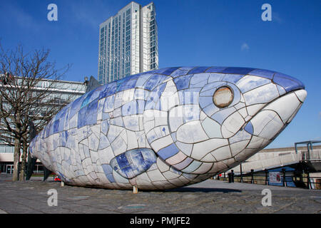 In der Nähe des Big Fish oder Lachs von Wissen, eine berühmte Skulptur von John Freundlichkeit neben der Obel Gebäude in Belfast, Nordirland Stockfoto