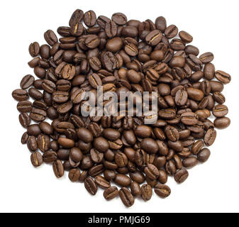 Große Stapel von gerösteten Kaffeebohnen in weißen Hintergrund Oberfläche. Stockfoto