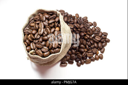 Blick von oben auf eine vollständige Sackleinen sack überfüllt mit gerösteten Kaffeebohnen in weißen Hintergrund Oberfläche. Flach. Stockfoto