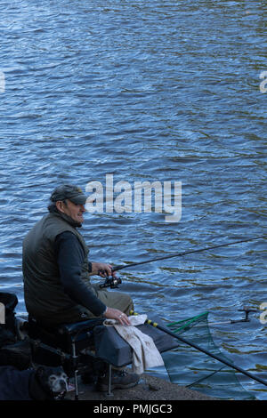 Angler Angeln am Ufer des Flusses Ouse, York, North Yorkshire, England, Vereinigtes Königreich, Stockfoto