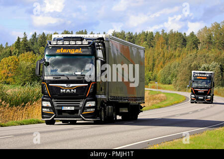 Zwei MAN Auflieger Lkw der Stengel LT Haul waren entlang der Autobahn an einem schönen Tag der frühen Herbst. Salo, Finnland - 14. September 2018. Stockfoto