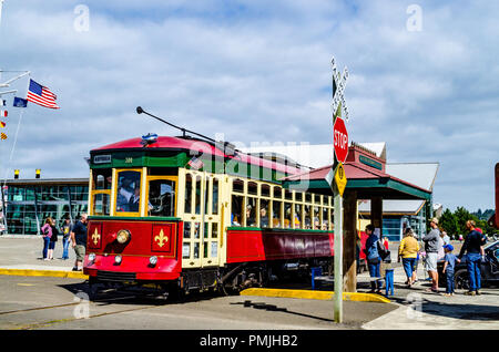 Das Astoria Riverfront Trolley am Columbia River Maritime Museum in Astoria Oregon Stockfoto